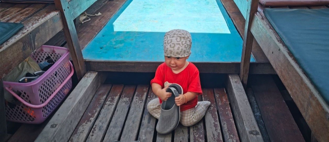 Марк исследует лодку:)) 