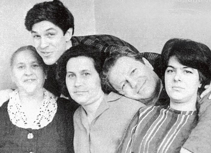  Борис Хмельницкий с родителями, сестрой Луизой и тётей Анной. / Фото: 7days.ru