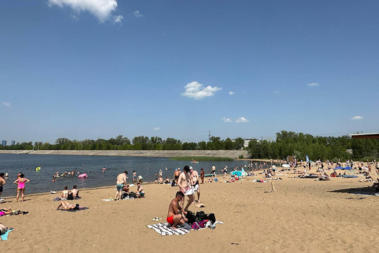    Нельзя было сказать, что в 12 часов дня на пляже «Локомотив» было негде яблоку упасть, но песчаный берег и не пустовал.   
Фото: Илья Зима