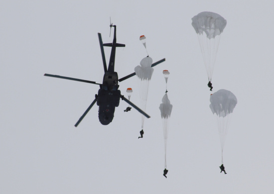 На Северном флоте начались практические занятия по воздушно-десантной подготовке в летнем периоде обучения.  Первыми к выполнению прыжков с парашютом приступили военнослужащие морской пехоты.