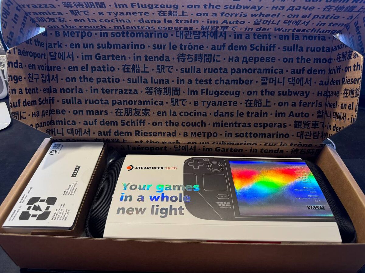 Steam Deck в упаковке и траспортировочной коробке