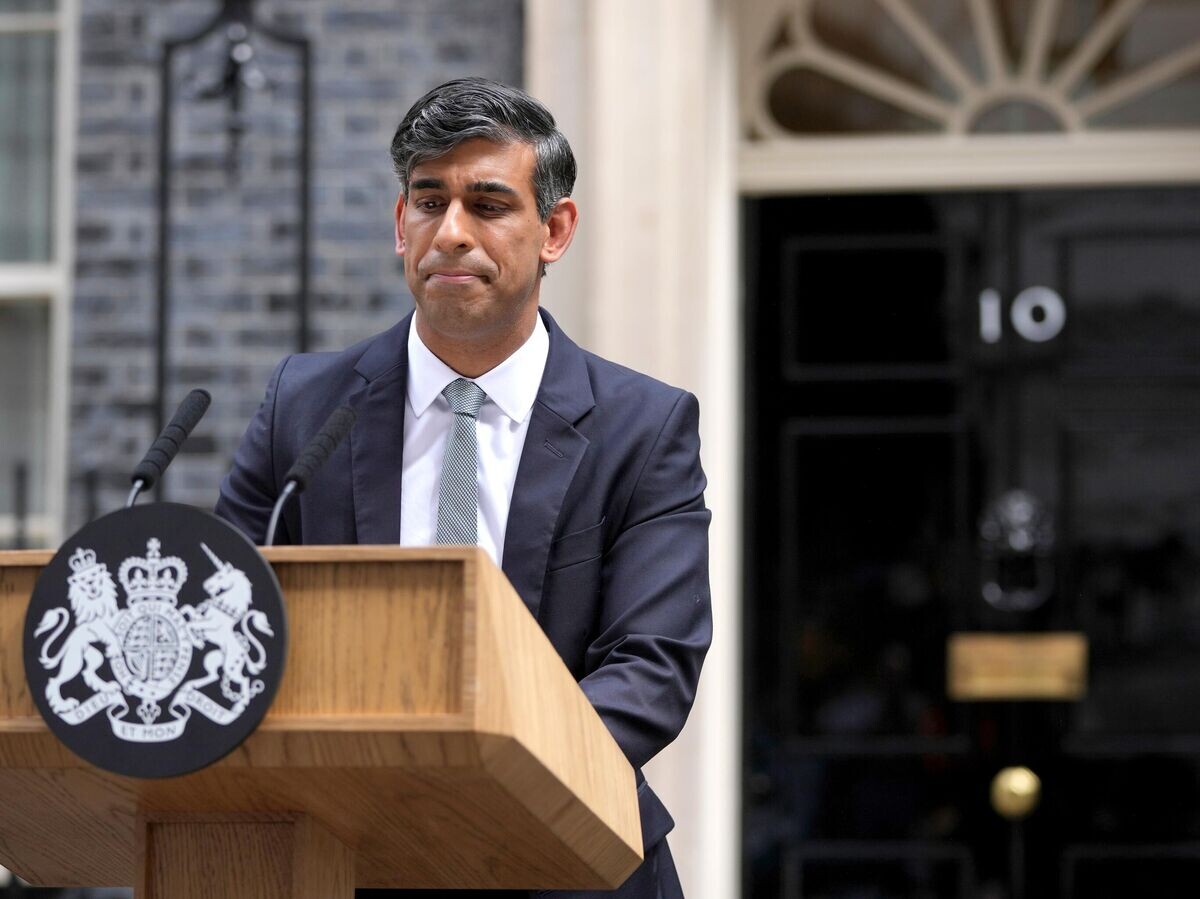    Риши Сунак во время заявления на Даунинг-стрит, 10© AP Photo / Kin Cheung