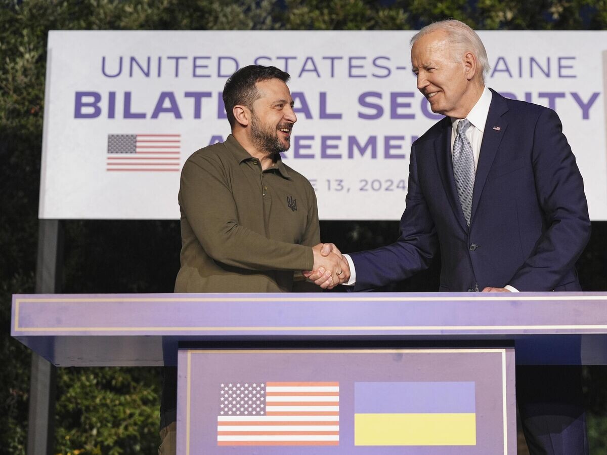    Президент Джо Байден и президент Украины Владимир Зеленский во время подписания соглашения о гарантиях безопасности на саммите G7 в Италии© AP Photo / Alex Brandon