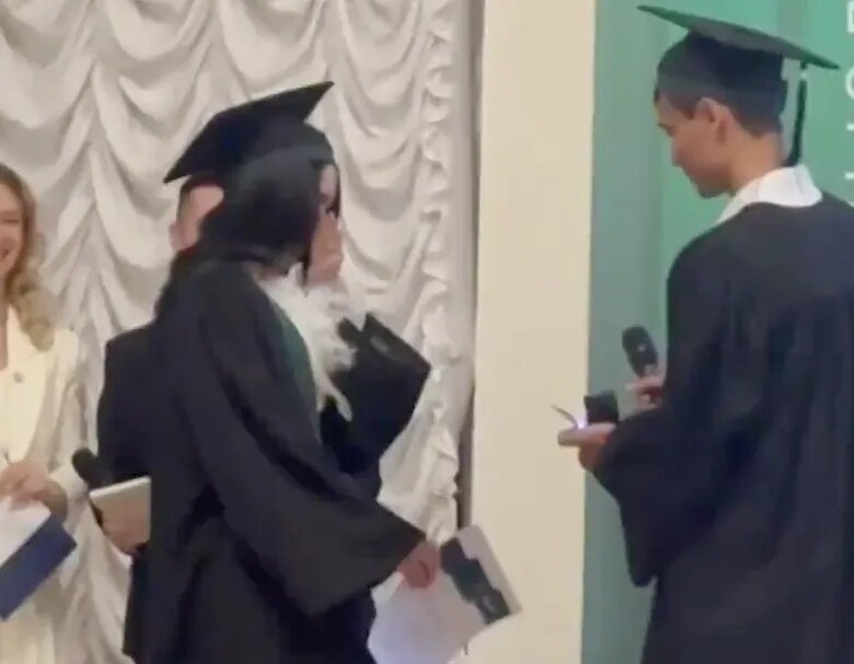 В ПИТЕРЕ ВЫПУСКНИК НА ВРУЧЕНИИ ДИПЛОМОВ ШОКИРОВАЛ ЛЮБИМУЮ, СДЕЛАВ ЕЙ ПРЕДЛОЖЕНИЕ РУКИ И СЕРДЦА. ФОТО: @MASHMOYKA