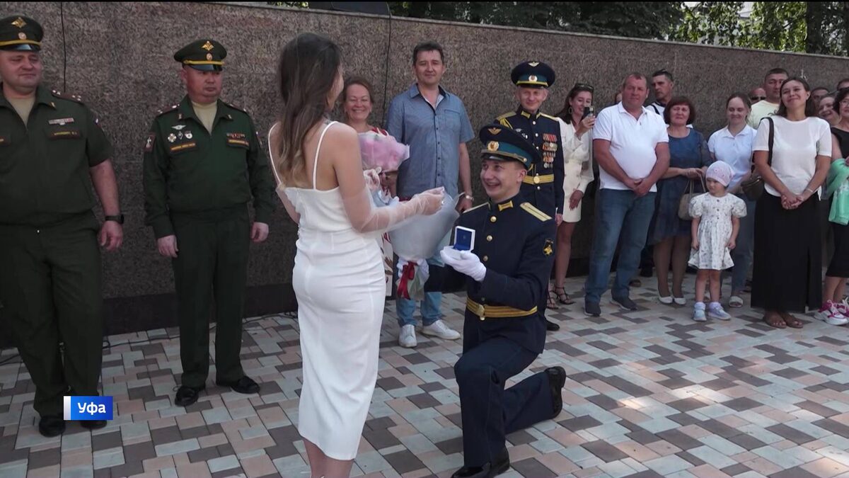    В Уфе новоиспеченный лейтенант УУНиТа сделал предложение своей девушке во время выпускного