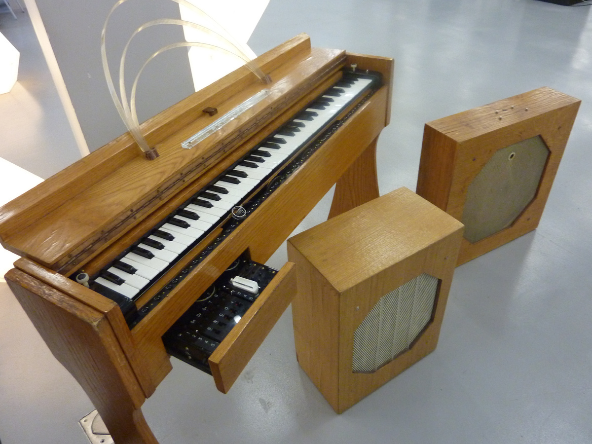 электронный инструмент клавишного типа «Волны Мартено»