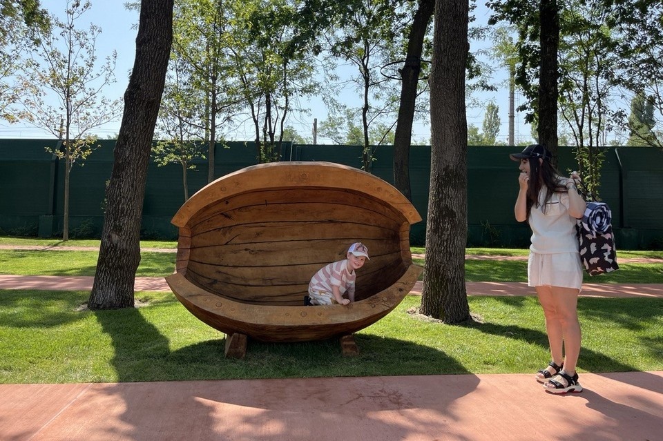    На аллее появилась скамейка в виде ореховой скорлупы Наталия КОЖЕВНИКОВА