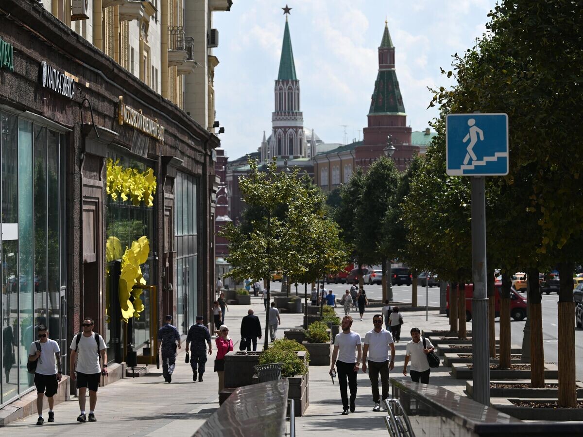    Люди на Тверской улице в Москве© РИА Новости / Максим Блинов