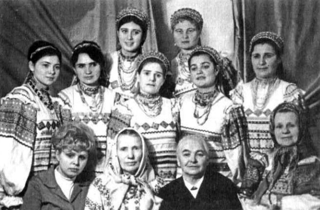 1968 год - с участниками этнографического концерта и с фольклористами-филологами.