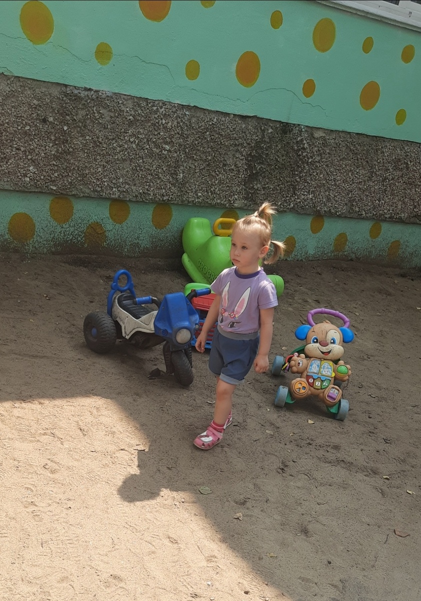 Алиса в детском саду.  2 года и 4 месяца. 