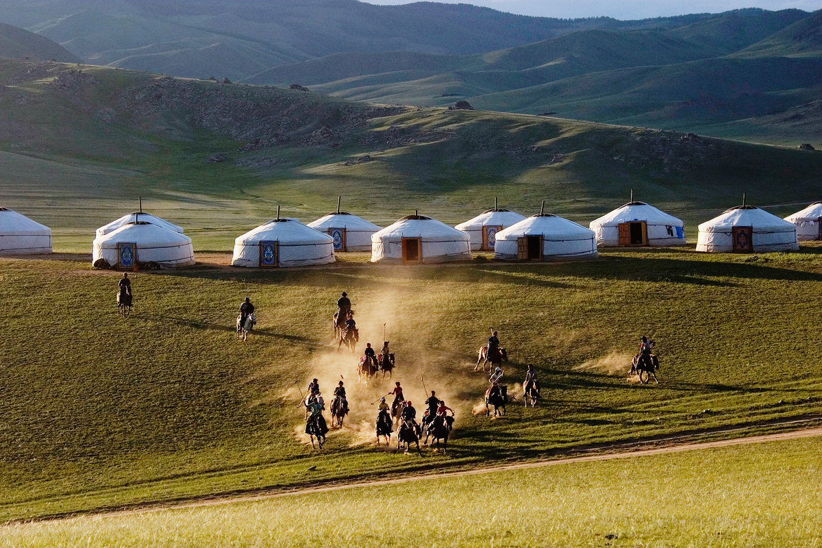 Самобытная и гостеприимная страна – Монголия, предлагает своим гостям много интересного. Здесь можно познакомиться с удивительной природой, ландшафтом и традициями.