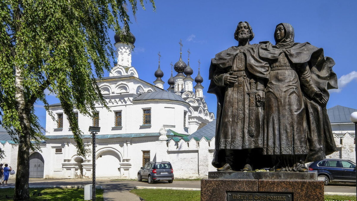 Памятник Петру и Февронии в Муроме. Фото: социальные сети