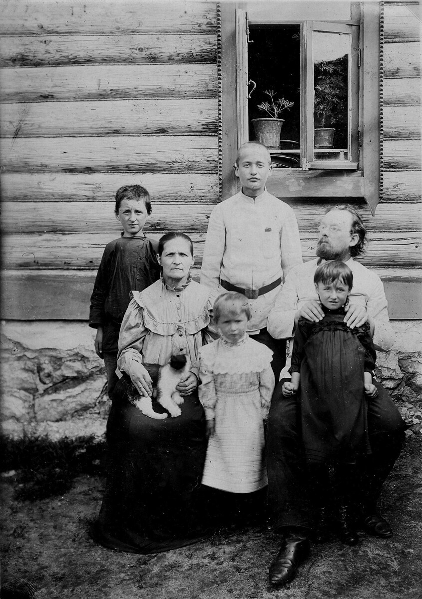 Семья Циолковских. 1902 г. На снимке сидят: В.Е. Циолковская и К.Э. Циолковский. Стоят дочери ученого Анна и Мария и сыновья Иван и Александр.