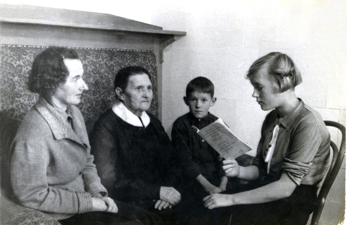 В.Е Циолковская с дочерью М.К. Циолковской (Костиной) и внуками Алексеем и Марией. 1937 г.