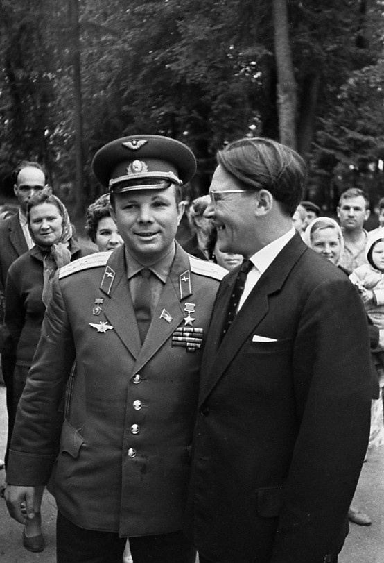 А.В. Костин, внук К.Э. Циолковского, с космонавтом Ю.А. Гагариным