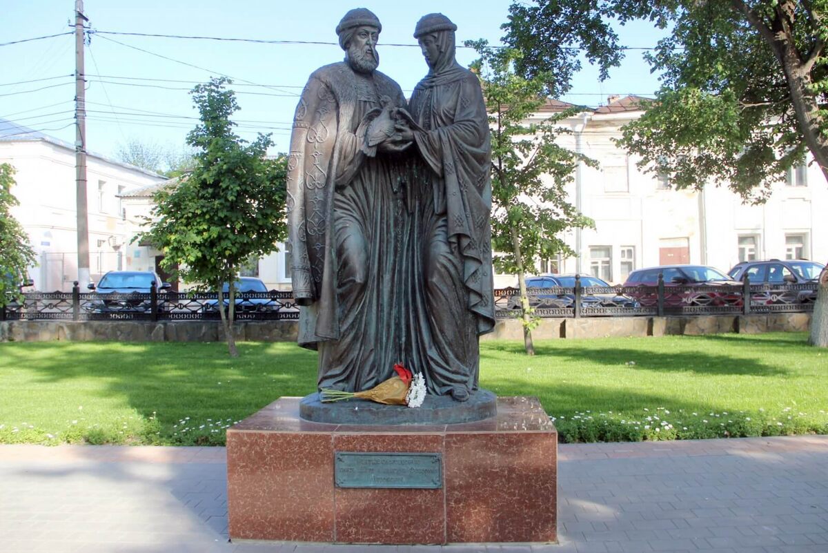 Памятник святым благоверным Петру и Февронии. Тула Кремлевский сквер