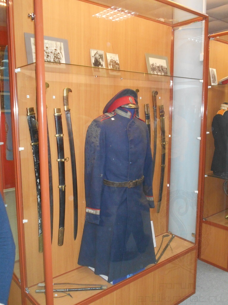 Музейный стенд с казачьей амуницией.
