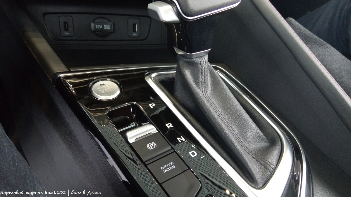 В современных автомобилях рычаг стояночного тормоза выглядит вот так. Автор фотографии kua1102