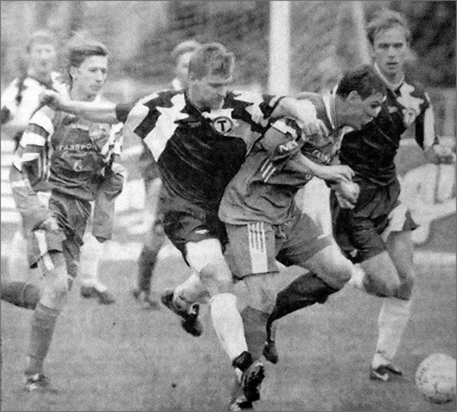 «Торпедо-Лужники» - «Зенит» (Санкт-Петербург) – 1:2. Слева направо торпедовец Радислав Орловский (вдали), зенитовец Александр Свистунов, торпедовец Вячеслав Камольцев, зенитовец Владимир Лебедь и торпедовец Дмитрий Хохлов.