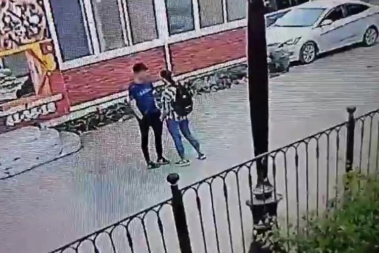 Момент разговора между парнем и девушкой. Фото: камеры видеонаблюдения 