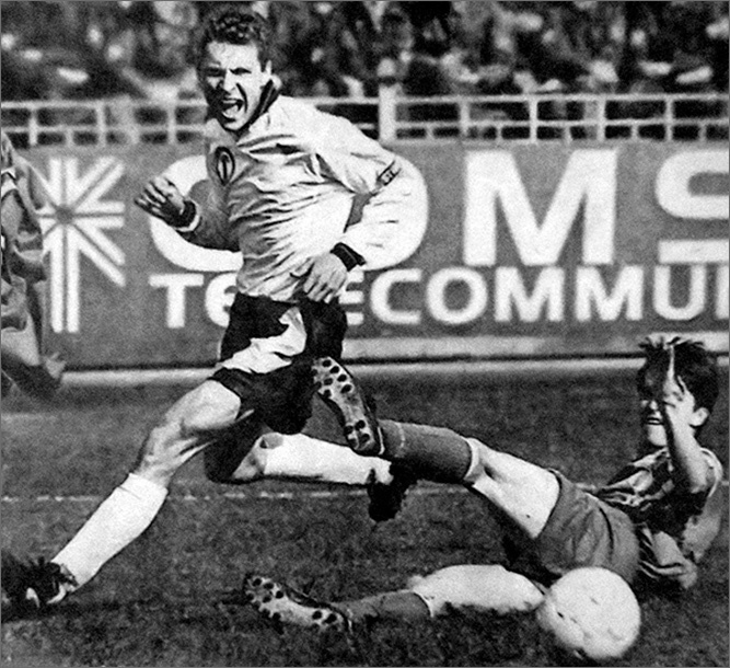 «Торпедо-Лужники» - «Балтика» (Калининград) – 1:0. Торпедовец Андрей Гашкин (в белом) и калининградец Виктор Навоченко.