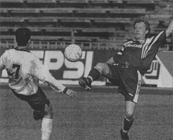 «Торпедо-Лужники» - «Балтика» (Калининград) – 1:0. Торпедовец Тигран Петросянц (№7) и калининградец Дмитрий Силин.