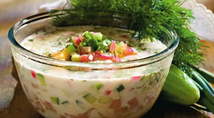Окрошка — это холодный суп, который пользуется огромной популярностью в русской кухне, особенно в жаркие летние дни.