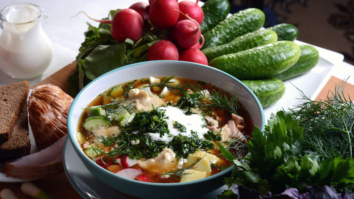 Окрошка — это холодный суп, который пользуется огромной популярностью в русской кухне, особенно в жаркие летние дни.-2