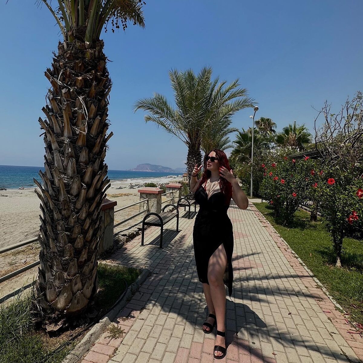 В свое время я неправильно подняла прайс и потеряла 70% клиентской базы и половину заработка. Этого можно было избежать, но корона на голове и крики «ты этого достойна» затуманили мой разум.
База набралась, но пришлось знатно потрудиться.

Что делать, чтобы избежать потери клиентов- читай в этом посте👌🏻

Не забудь подписаться, у меня много полезного для бьюти-мастеров. В ошибках. Историях. Цифрах

В эпоху высоких чеков
«Ты демпингуешь! Ставь больше!»
«Поднимай чек! Ты этого достойна!»
«Надо работать дорого, а то тебя не будут уважать»

Многие мастера бездумно ставят прайсы +500-1000₽ и…. Сидят без клиентов. К ним просто не записываются. 

Почему?

1️⃣У Вас нет платежеспособной аудитории. Вы работаете с тетей Галей из соседнего магазина и ждете, когда она начнет платить по 3000₽ за маникюр. Но она не начнет. В ее системе ценностей-отдавать столько за ногти-безумное расточительство

2️⃣Клиенты не понимают, почему они должны платить Вам дороже ведь «ничего не изменилось». Тут косяк- не показали преимущества и не работали над лояльностью

3️⃣Нет социального доказательства
Если Вы сделали ногти Маше, блогеру с 150к аудиторией и Вас выбирают люди, на которых ровняются Ваши клиенты- никто не будет удивляться прайсу в 5000₽ за маникюр.
Ну потому что «Она же известный мастер. Ей уже по статусу положено». Сурово, но медийность и соц.доказательство- один из секретов высокого чека

Не все мастера готовы работать дорого. Хорошая новость- не готовы работать дорого сейчас.

_
А у Вас были ситуации когда клиенты говорили «Дорого»?