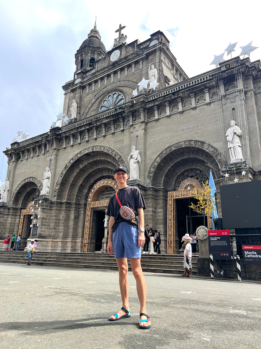 На фоне Кафедрального собора Манилы, фото автора, 2024.