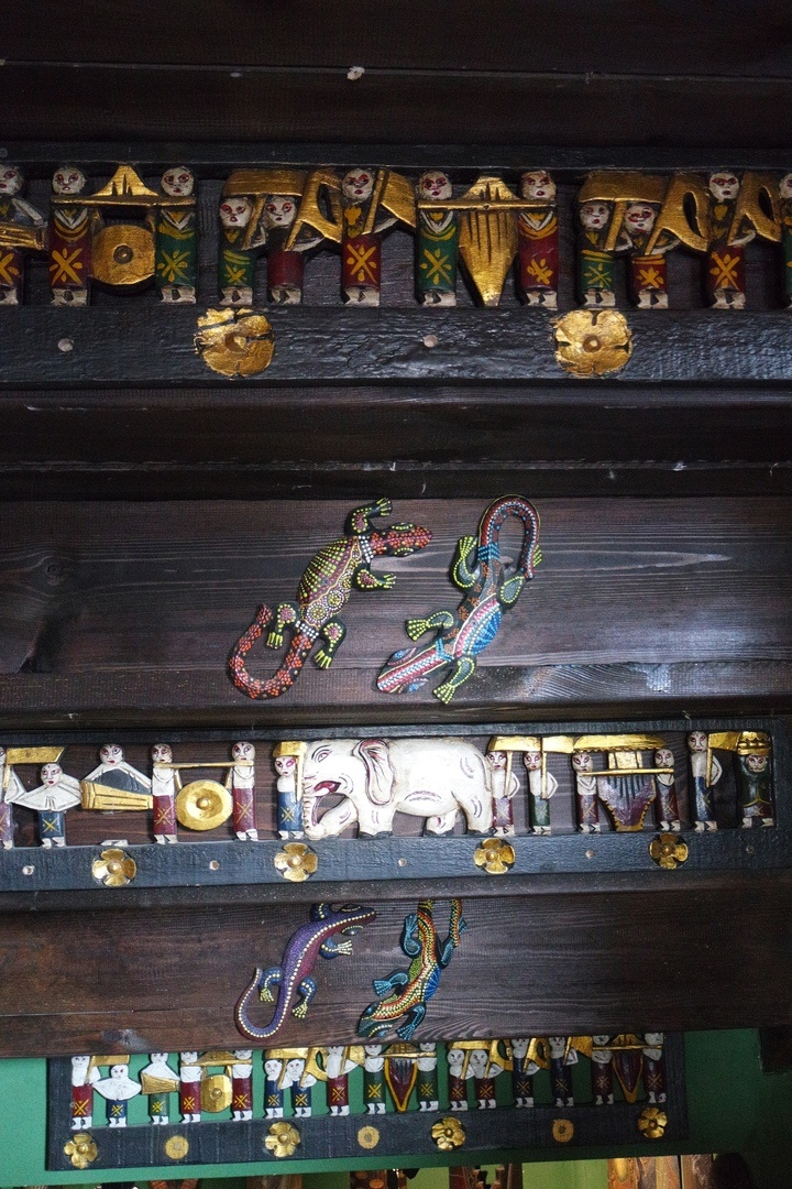 деревянная лестница, ведущая на второй этаж, с обратной стороны