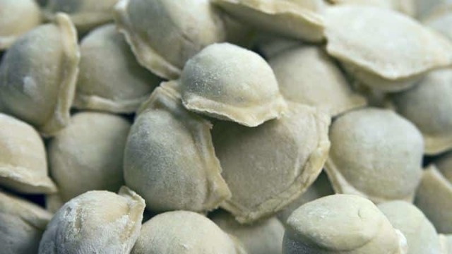 История пельменей насчитывает несколько веков. Считается, что пельмени появились в Сибири и на Урале в средние века. Их создание связывается с необходимостью хранения продуктов в холодное время года. 

Пельмени были удобным и питательным блюдом для путешествий и длительных походов, так как их легко приготовить, они хорошо насыщают и долго сохраняются. Также пельмени стали популярными в русской кухне благодаря своей простоте приготовления и возможности использовать различные начинки: мясные, рыбные, грибные и другие.

С течением времени пельмени стали одним из самых известных и любимых блюд русской кухни. Они приобрели разнообразные варианты начинок и способы подачи, завоевав сердца не только в России, но и за её пределами. Сегодня пельмени можно встретить в различных странах мира, а их популярность только растет.