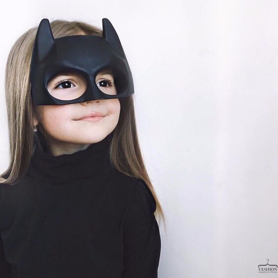  Девочке в «маске Бэтмена», пятилетней американка Луне Феннер, которая получила свое прозвище из-за гигантского родимого пятна, сняли швы.