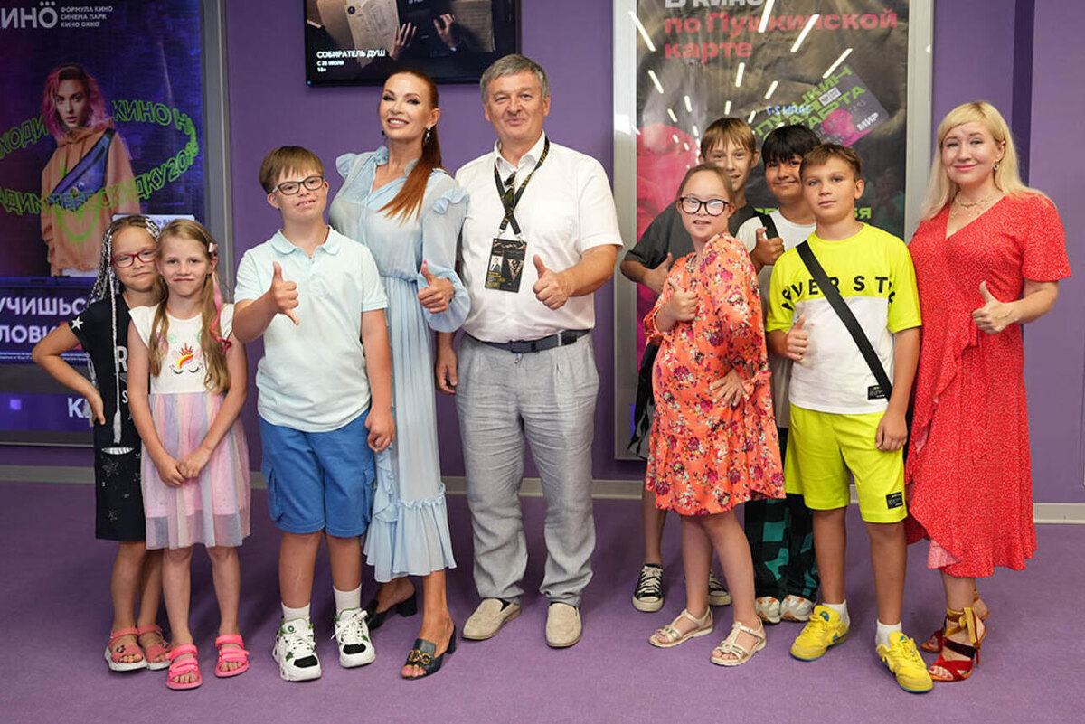    Эвелина Блёданс с сыном Семëном, Александр Халимовский, Ирина Боровлëва и гости премьеры Иван Светачев