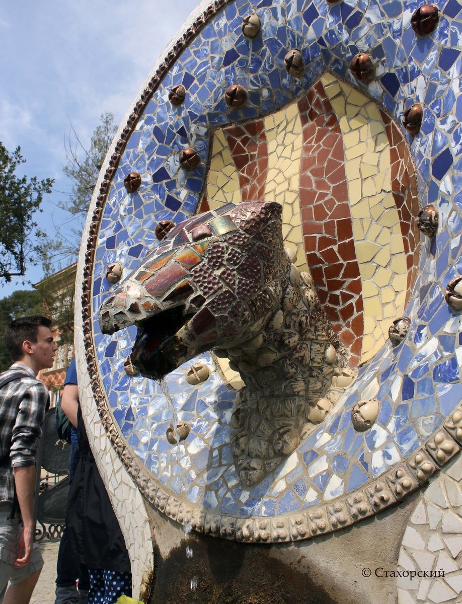 Парк Гуэль — медальон с головой змеи, архитектор Антонио Гауди, 1900–1914 годы. Барселона