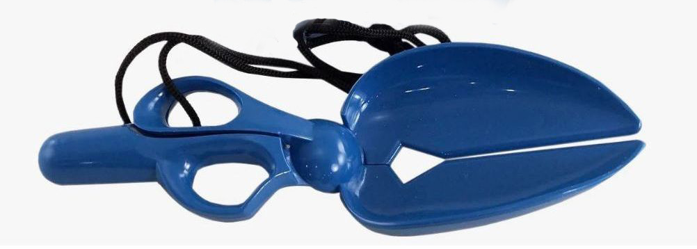 Ножничный совок, наверное подойдёт, если вы гуляете с собакой во дворе собственного дома или если на маршруте прогулки много урн для собачьих отходов