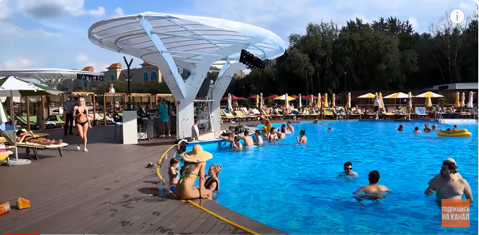 Лето продолжается, и сегодня мы хотели бы рассказать о бассейнах под открытым небом в Москве, где можно позагорать и поплавать. Пятое место. Открытый спортивный комплекс “Остров мечты”.