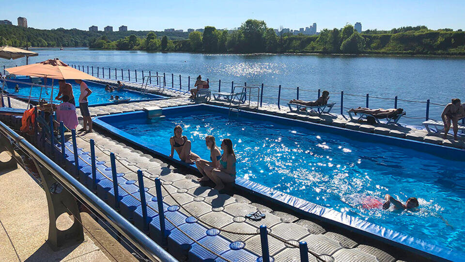 Открытый бассейн чайка в москве. Открытый бассейн чайка в москве. Открытый бассейн чайка в москве. Посетить бассейн в москве. Бассейн чайка парк культуры.