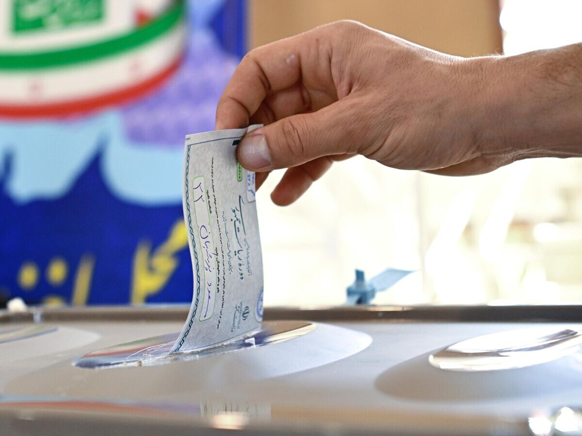    Голосование на внеочередных президентских выборах в резиденции посла Ирана в Москве© РИА Новости / Сергей Бобылев