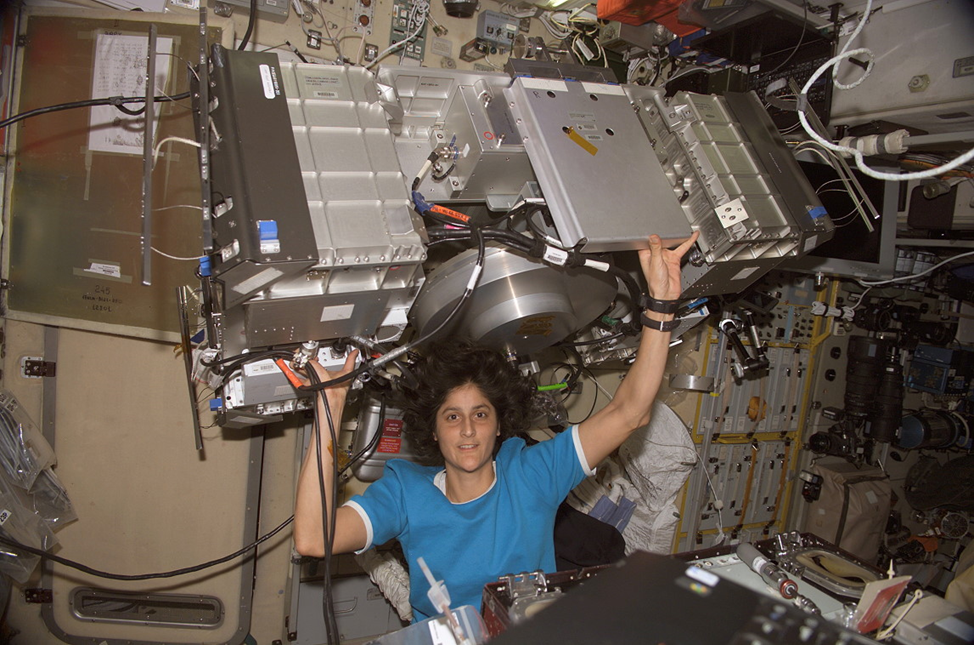 Суннита Уилльямс обслуживает оборудование на станции. Фото: spacefacts.de