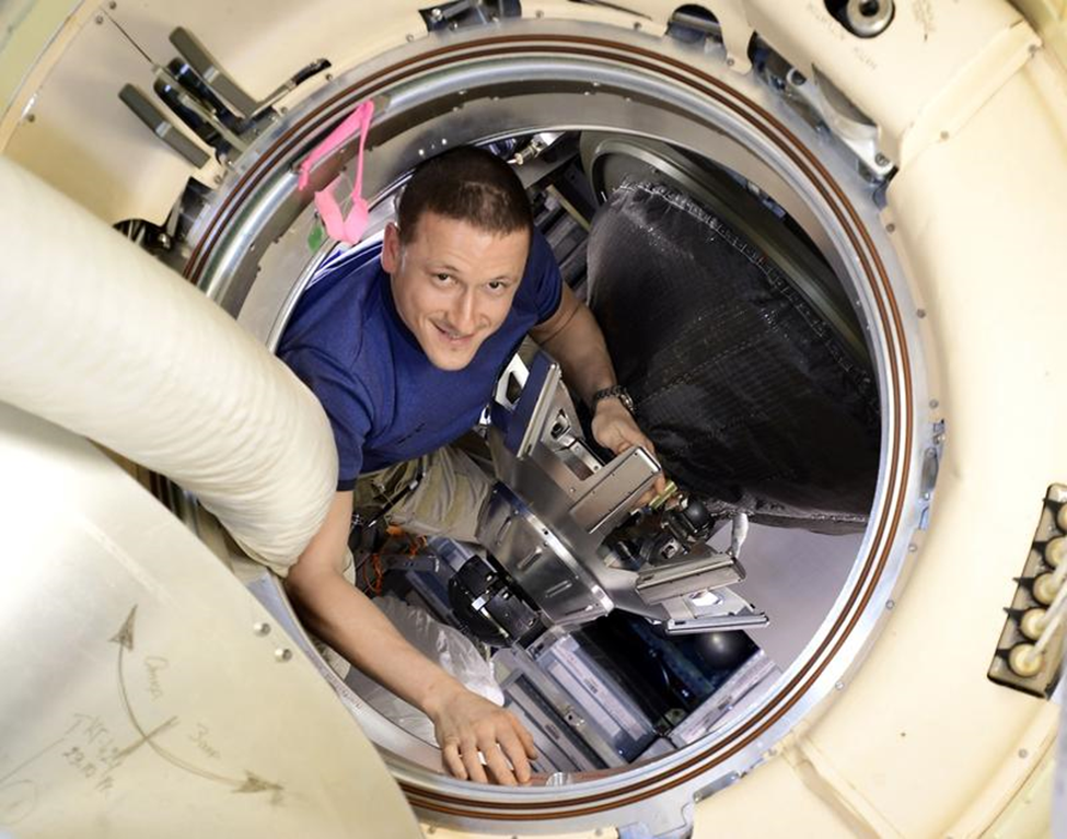 Космонавт работает в грузовом корабле. Фото: Роскосмос