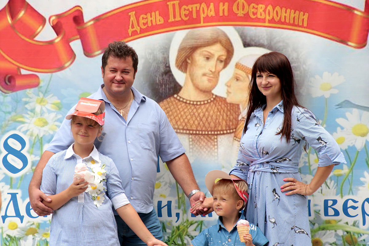 Макс Ветров / РИА Новости📷Празднование дня Петра и Февронии в Детском парке в Симферополе