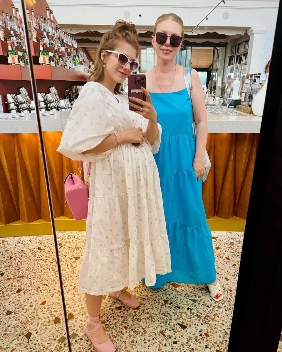 Трогательным снимком в компании мамы похвасталась в социальных сетях популярная актриса Елизавета Арзамасова. Московская жара многих выбивает из колеи.