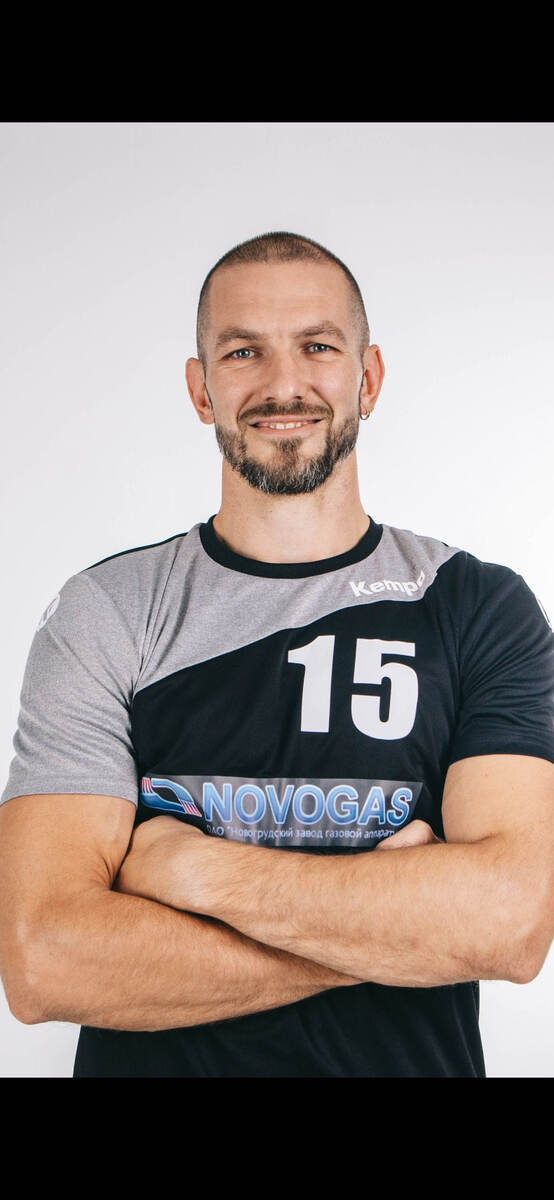 Совсем недавно он помог "Кронону" стать третьим в чемпионате и Кубке Беларуси. И планировал поиграть ещё несколько лет. Но в итоге стал тренером в женской "Городничанке".