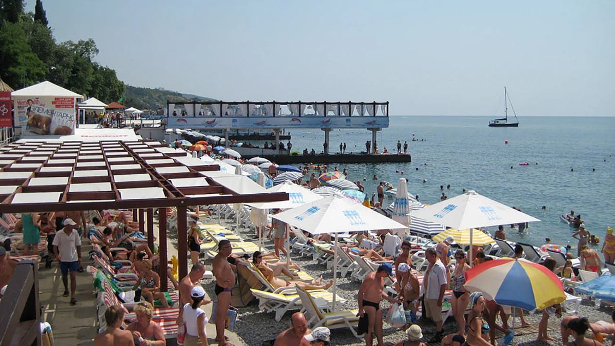 Типичный пляж на Черном Море в России