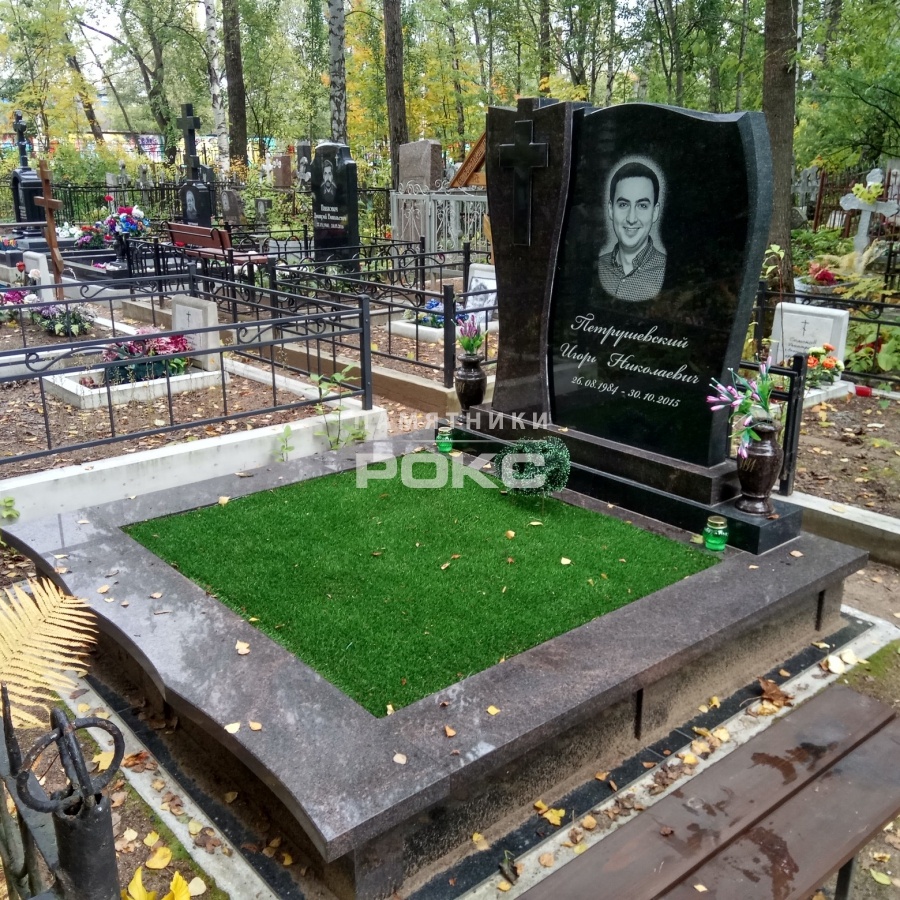 Пример памятника из черного гранита с крестом