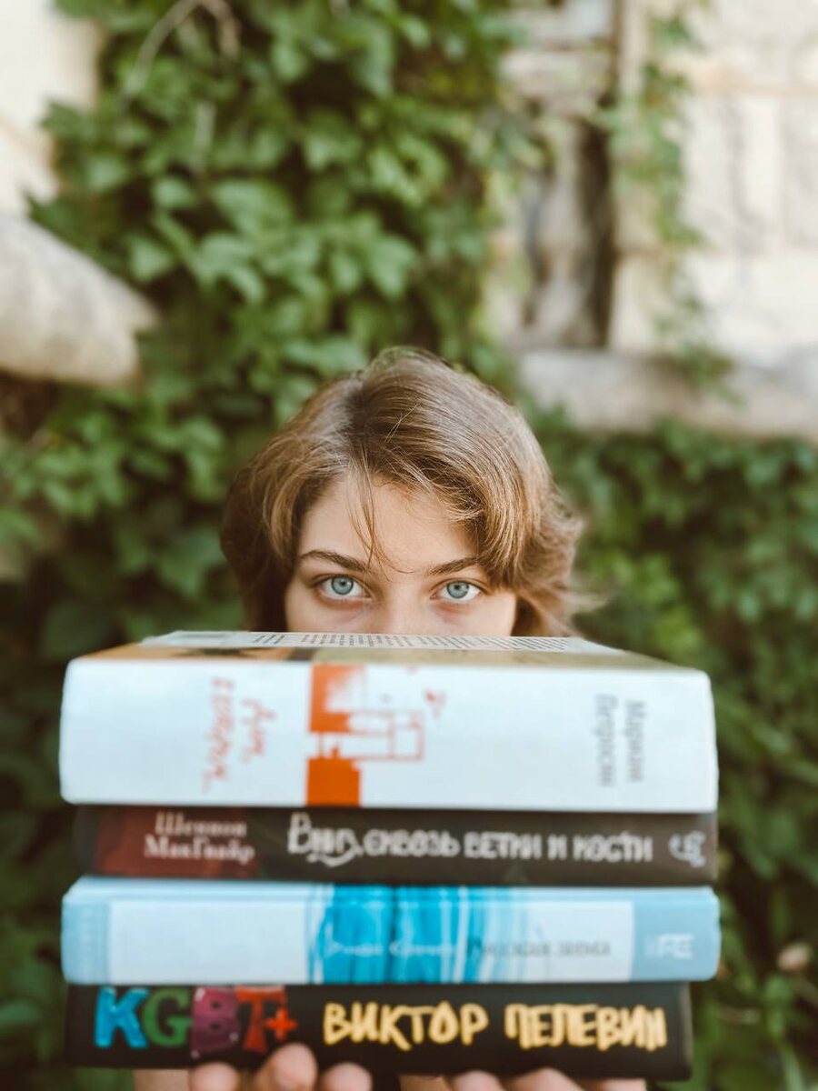 На картинке всего одна книга из этой подборки, но она из моих любимых