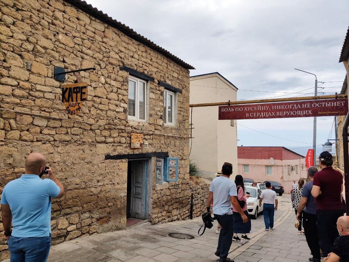    Туристы в Дербенте© РИА Новости / Мария Селиванова