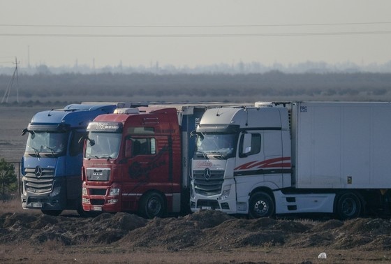 Таможенные органы Казахстана начали задерживать российские фуры, перевозящие российские товары, сообщает РБК со ссылкой на Ассоциацию международных автомобильных перевозчиков.