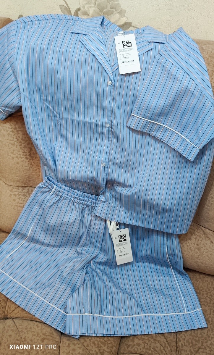 Блузка и шорты.